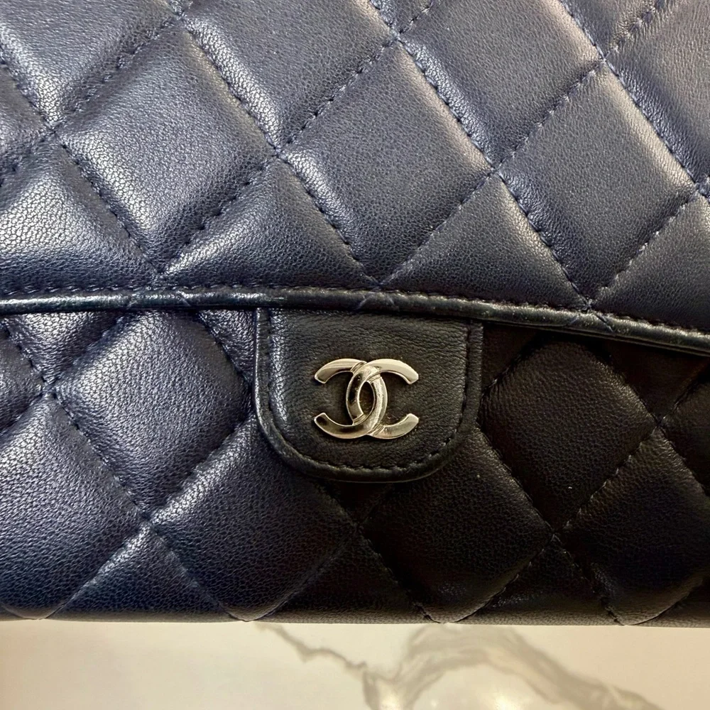 CHANEL Navy Blue Quilted Lambskin Classic Flap Wallet Silver CC - Picture 5 of 16